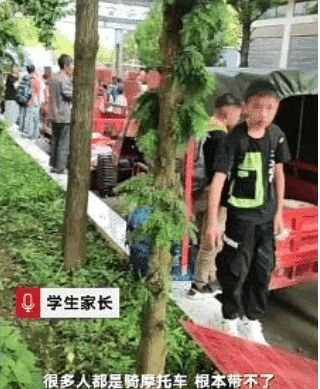 开学季：贵州中学新生入学自带床板，校门口如同集市，目前校长已停职