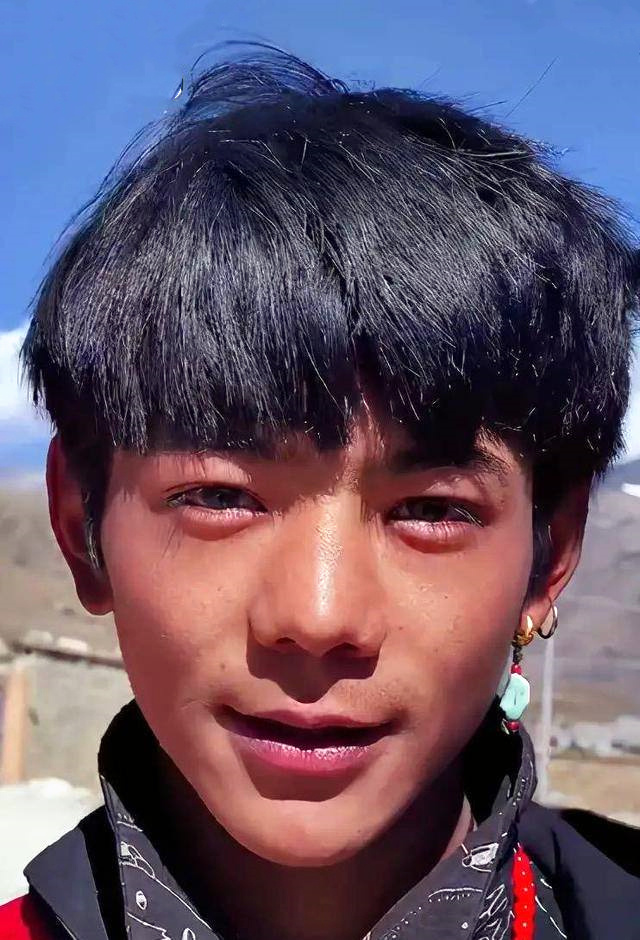 「丁真颜」藏族小伙丁真颜值获网友认证 是时候扒一扒娱乐圈中的藏族汉子了