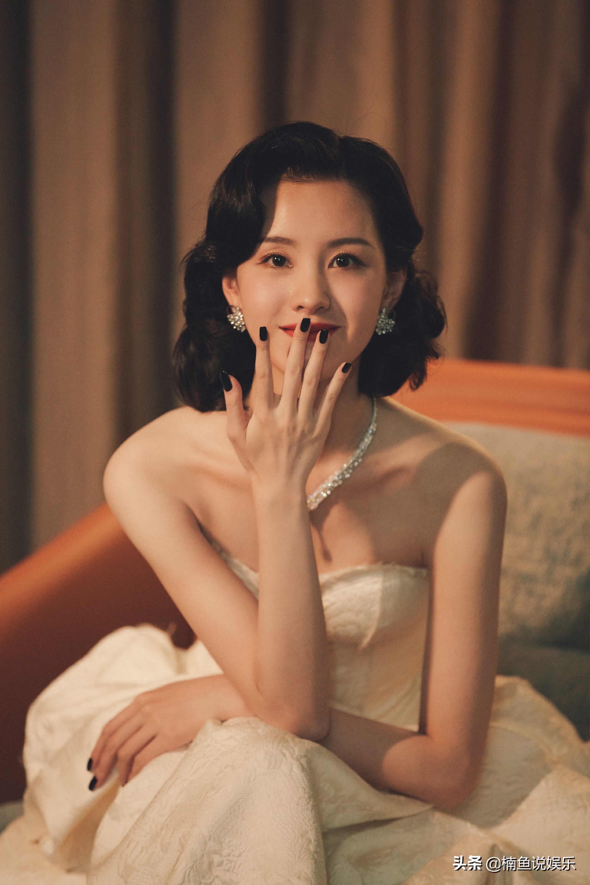 Chen Duling suits the style of the Republic of China, wearing an