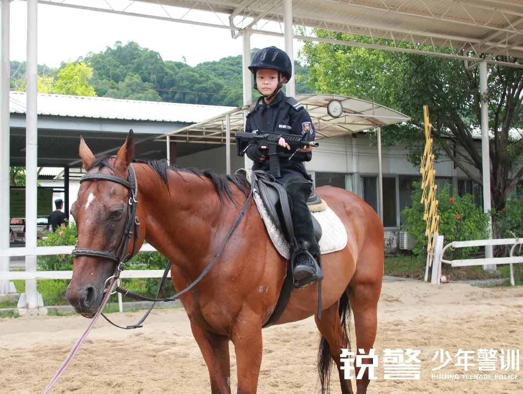 锐警少年警训夏令营：雏鹰新飞，温室小花蜕变之旅，成长的力量