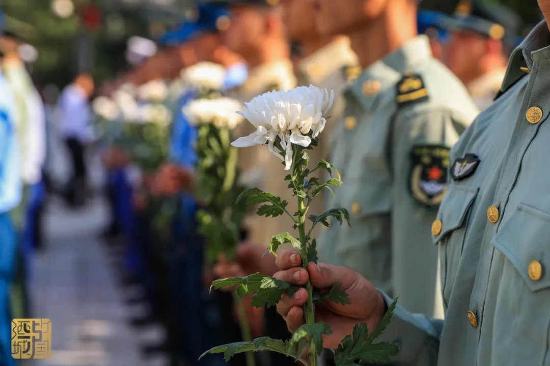 缅怀先烈丨泸州隆重举行向烈士敬献花篮仪式