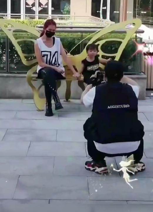 蔡少芬夫妇带儿子游玩被偶遇，张晋蹲地上给老婆儿子拍照，超幸福