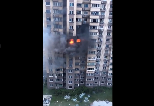上海一高层发生爆燃，一人坠亡！目击者：那个人一直在窗口徘徊