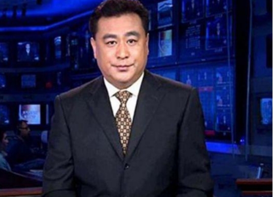 央视一哥张宏民，59岁却还没结婚，独自街头吃冰