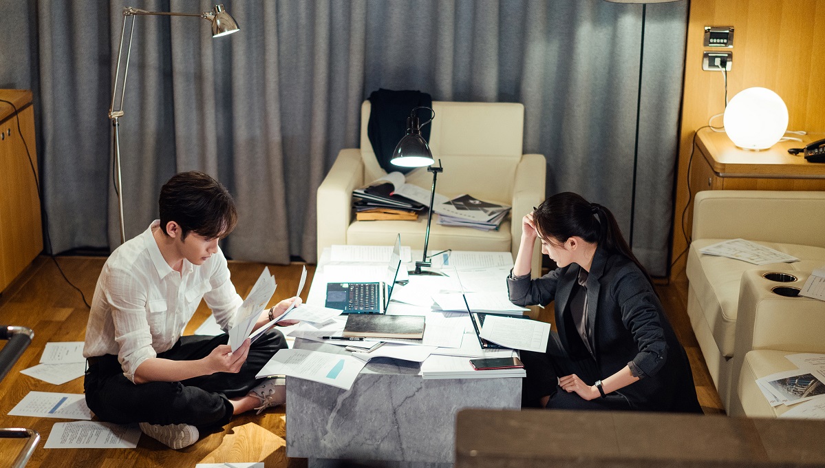 杨幂《暴风眼》第一集播出，七个不合理之处让