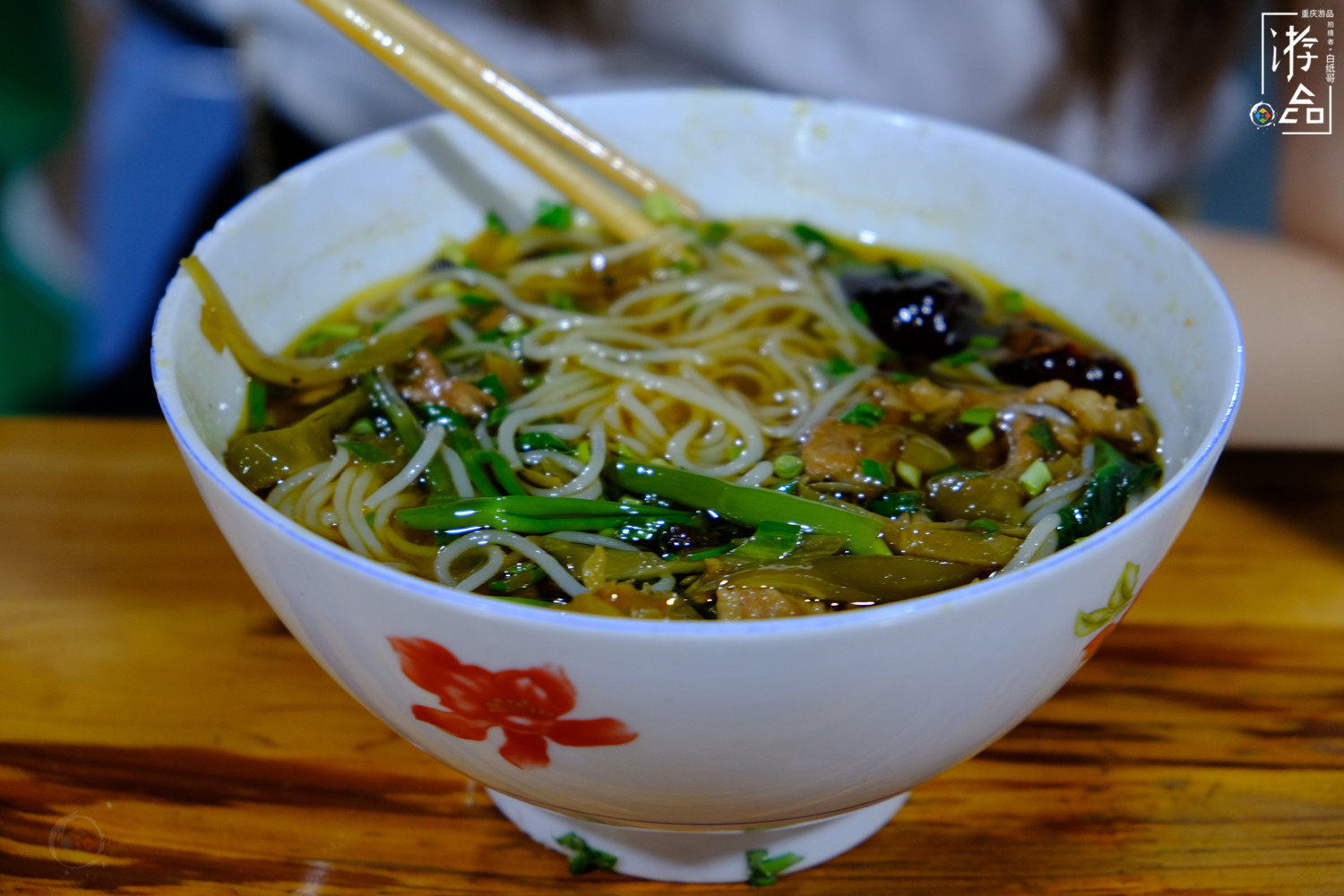 越洋肖氏老米线：杨家坪人从小吃到大，酸菜肉丝加辣子鸡只要17元