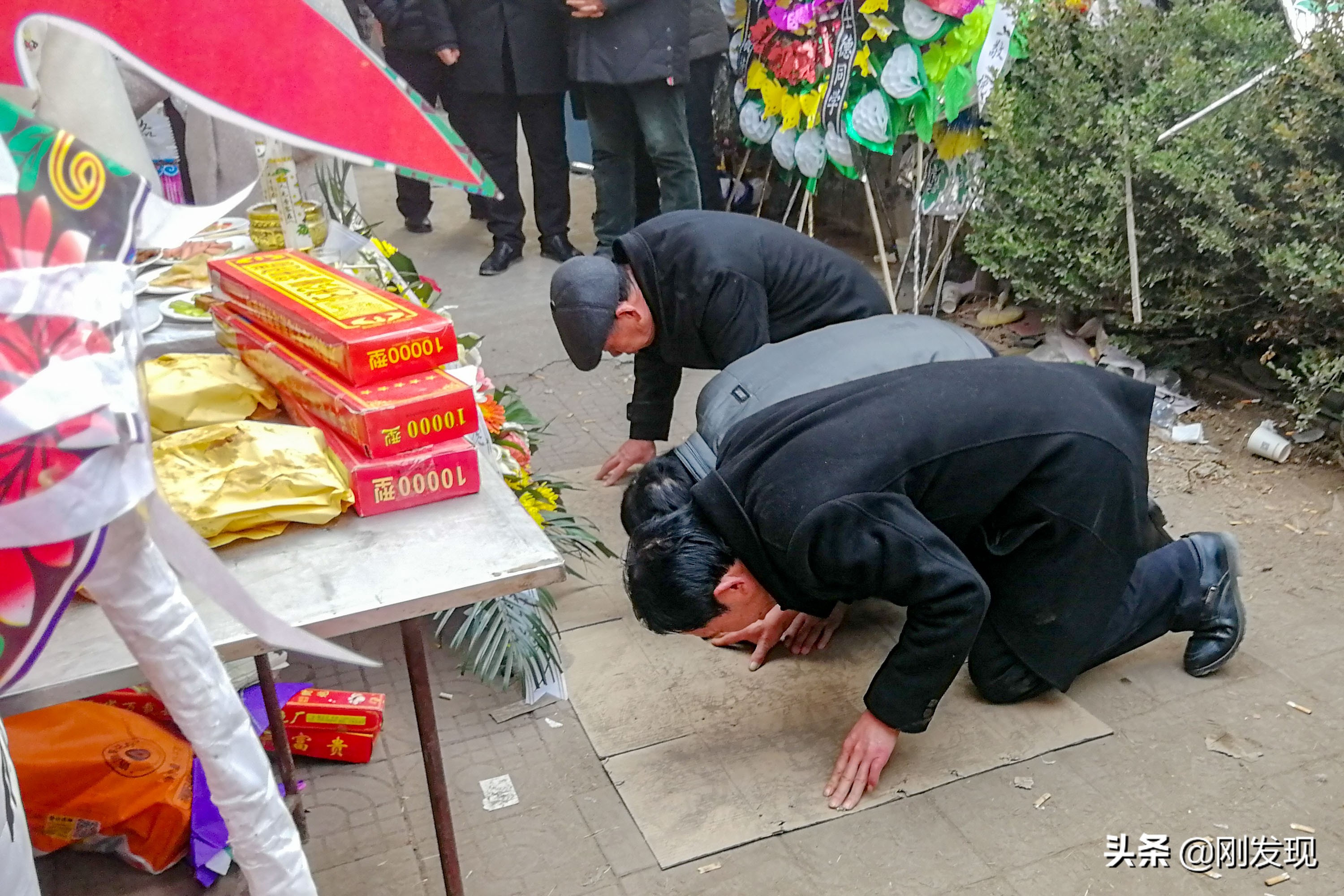 農村辦喪事所有親屬披麻戴孝,男賓欞前跪拜磕四響頭,女賓棺後哭