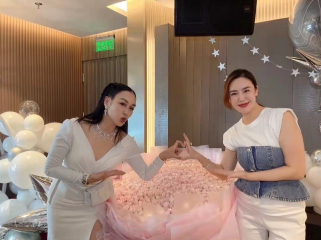 钟丽缇51岁庆生现场曝光，着开叉拖尾裙展婀娜身姿，状态超冻龄