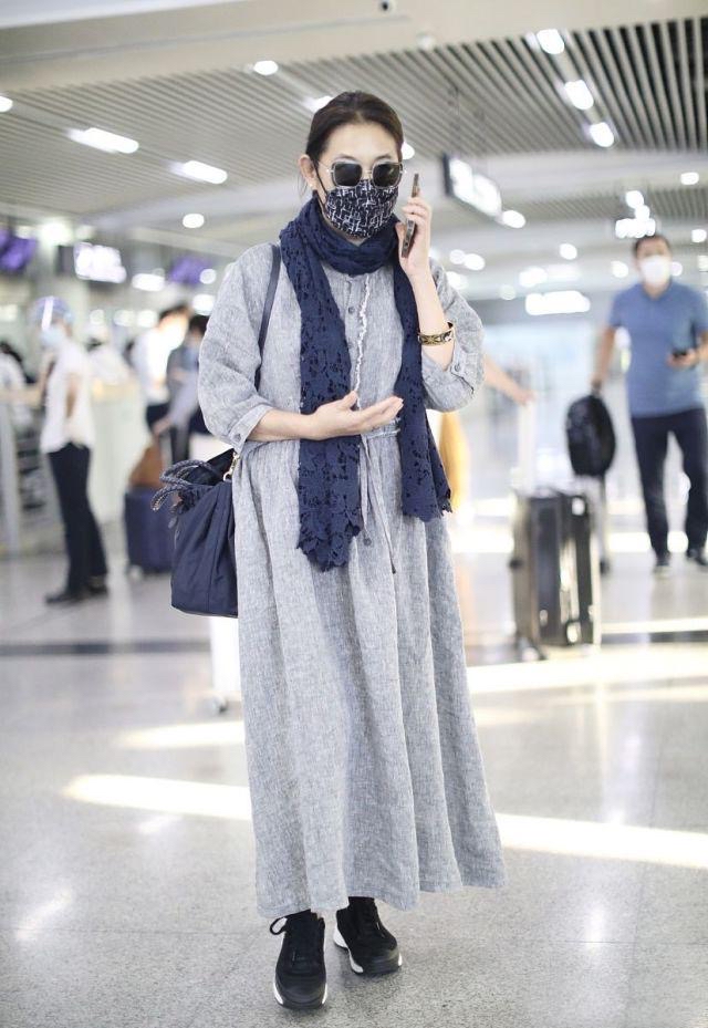 倪萍踏实服老，穿灰色亚麻“奶奶裙”走机场，不扮嫩气质更高级