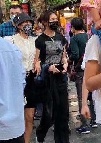 偶遇汪峰夫婦帶孩子用餐，章子怡跟小蘋果形影不離，母女關係親密