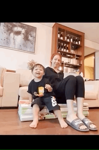 蔡少芬整蛊儿子超开心，故意推挤鱼蛋落地，高冷boy却罕见露笑容