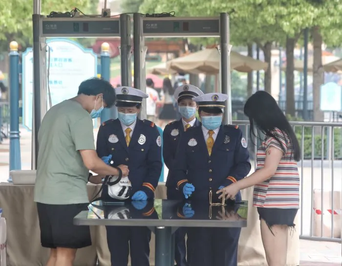 分别107天，上海迪士尼今天重开！热门项目不排队！戴口罩入园