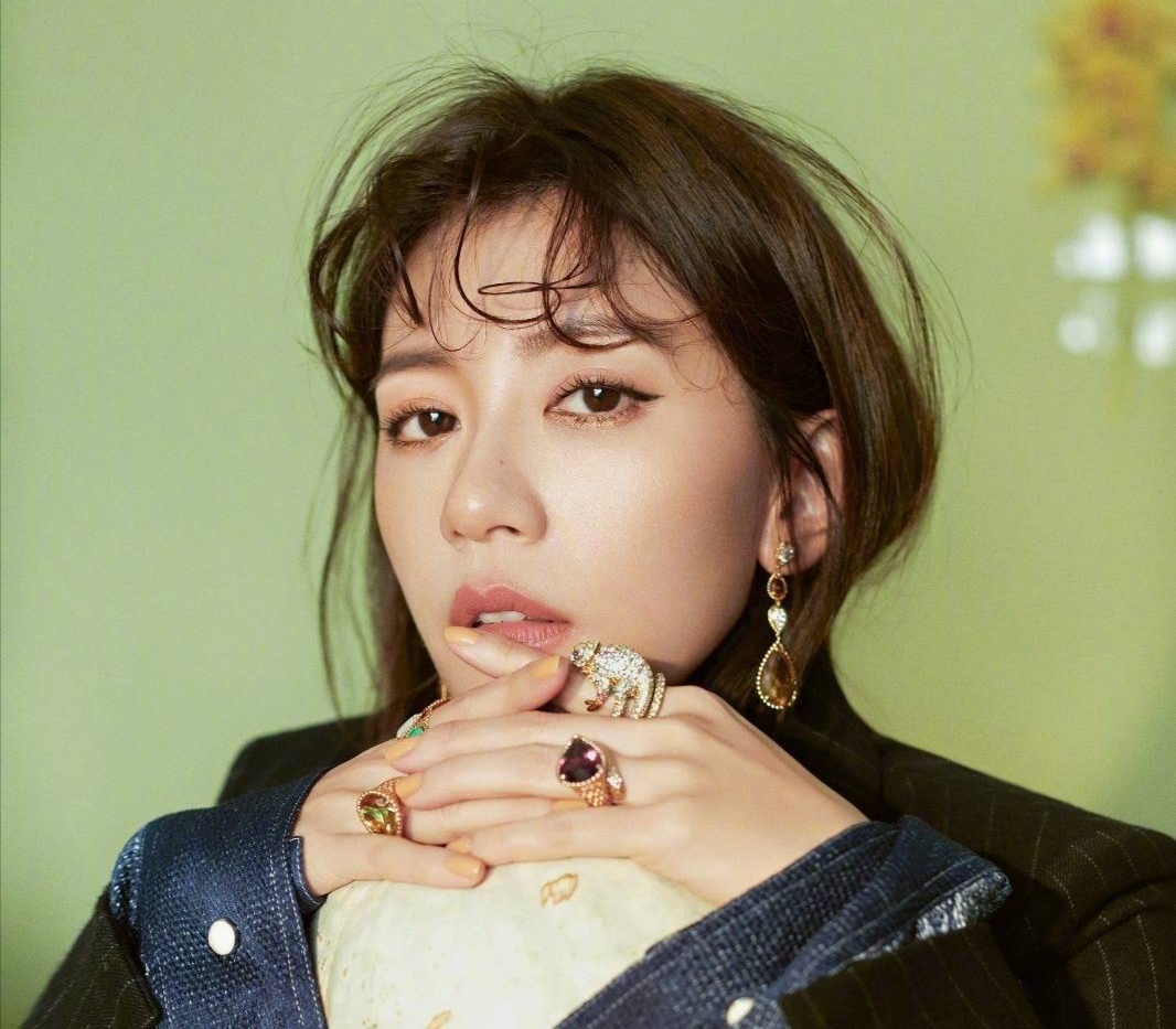 46岁贾静雯美丽依旧，放下爱恨与计较，如今的她活得令所有人羡慕