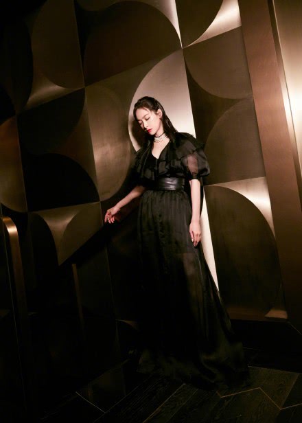 宋茜空气感黑纱裙现身，惊艳演绎酷感浪漫，宛如高贵美艳的黑天鹅