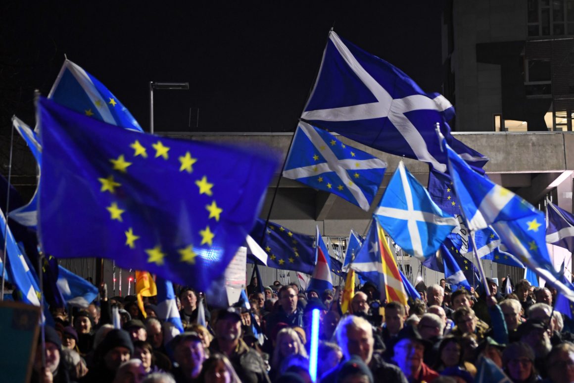 剛自誇�狂熱親華�，又造謠病毒源於中國，鮑里斯不去演戲屈才了