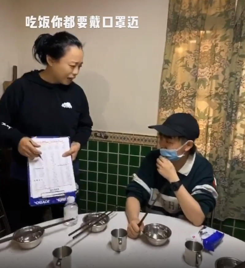歌后黄绮珊近况罕曝光！52岁转行做服务员？面色黄如土被嘲似大妈