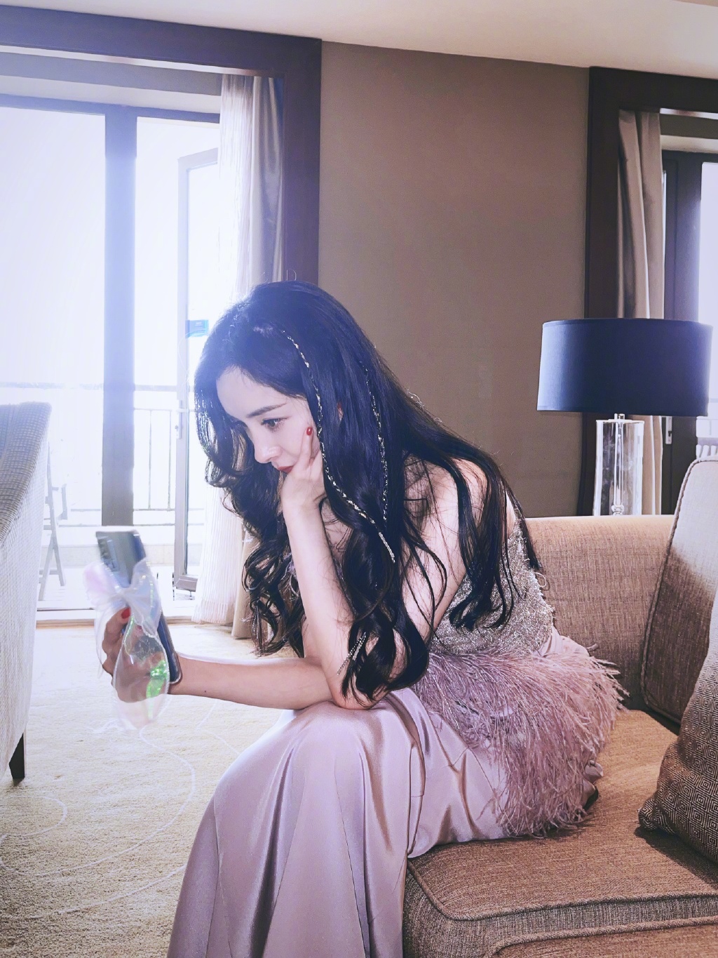 After Yang Mi changes modelling division head beautiful temperament is pulled full, the spot and humour of vermicelli made from bean starch are interactive: 