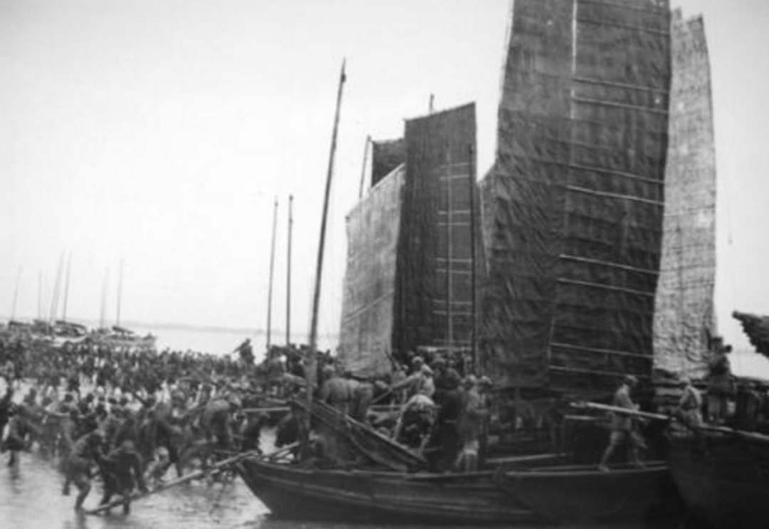 一炮轰得英军颜面尽失，英舰攻击我渡江大军，军长拍案而起：打