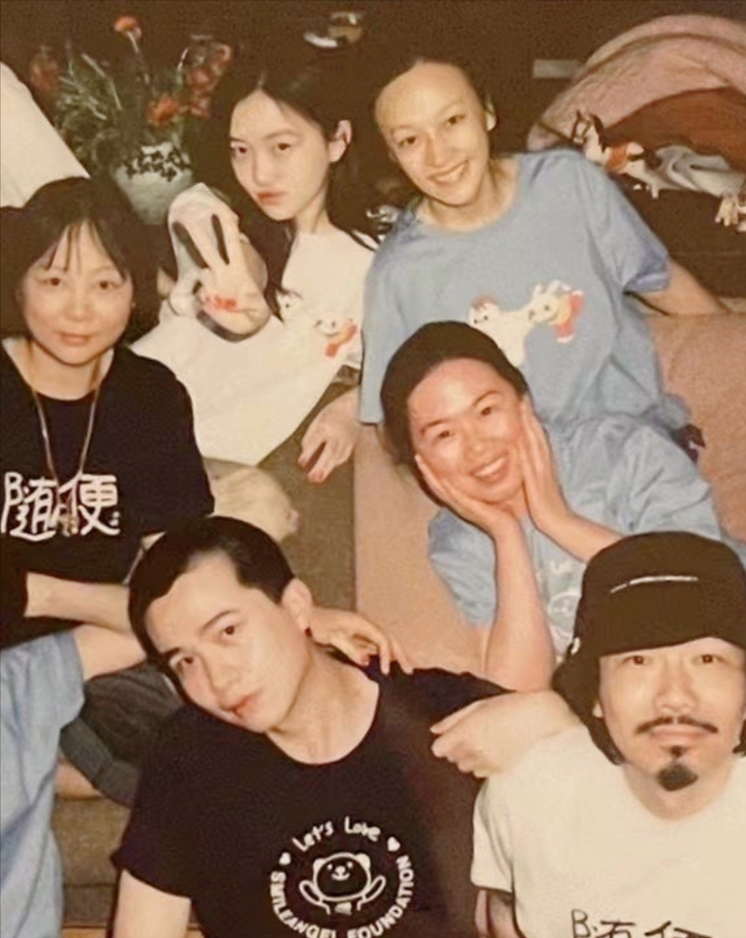 王菲帶女兒聚會，換新髮型攜眾友人為李嫣帶貨，李嫣在媽面前清純