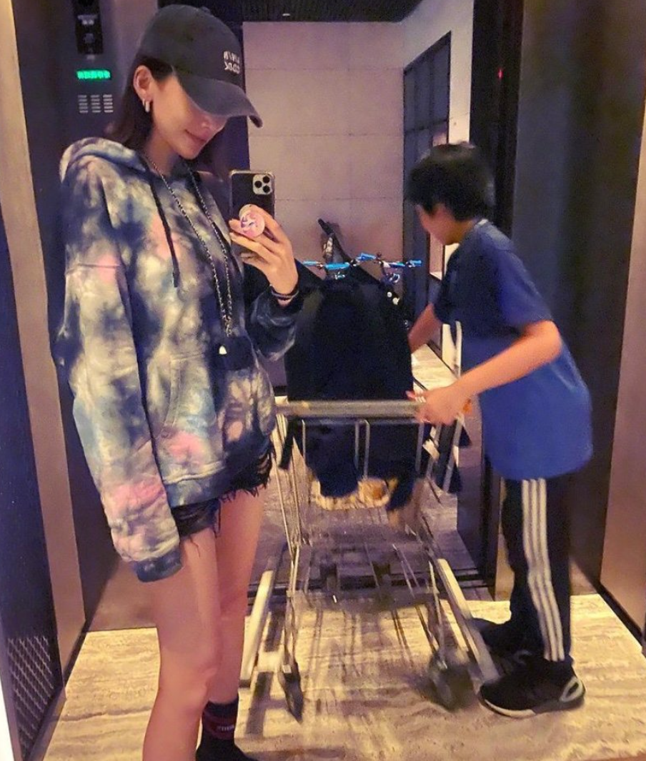 林志穎老婆帶雙胞胎兒子野餐，兄弟倆一黑一白，性格長相差異明顯