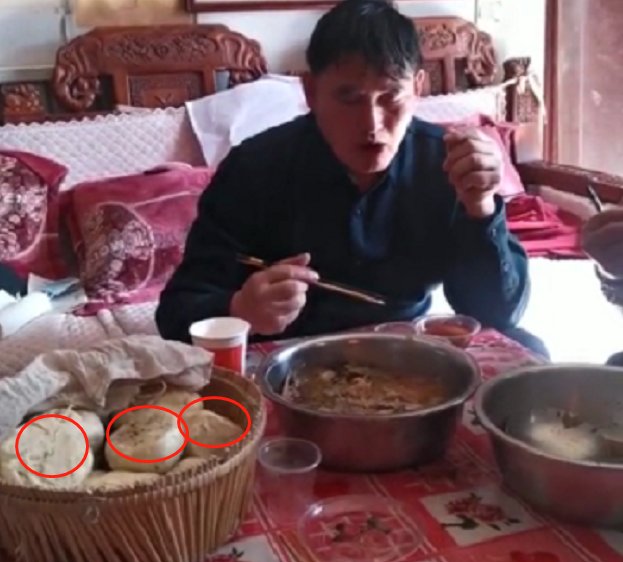 大衣哥吃饭被嘲，整盆馒头发霉泛黑还在吃，厨