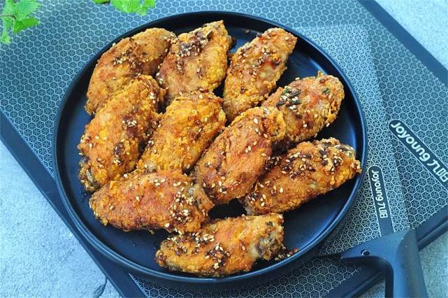 不用面粉不用炸，十分钟上桌的香辣脆皮鸡翅，又酥又嫩不上火