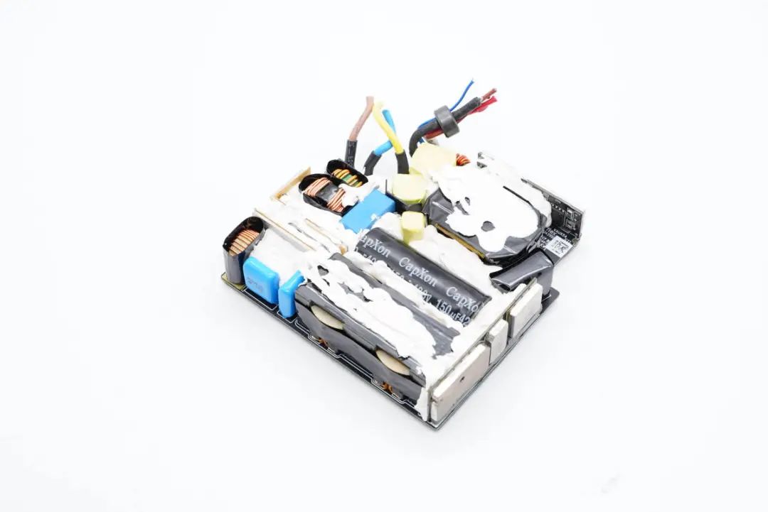 华硕最强游戏本标配300W电源，内置4颗氮化镓，内部结构揭晓