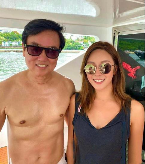 74岁黄百鸣带3位美女开游艇派对，合照秀腹肌，