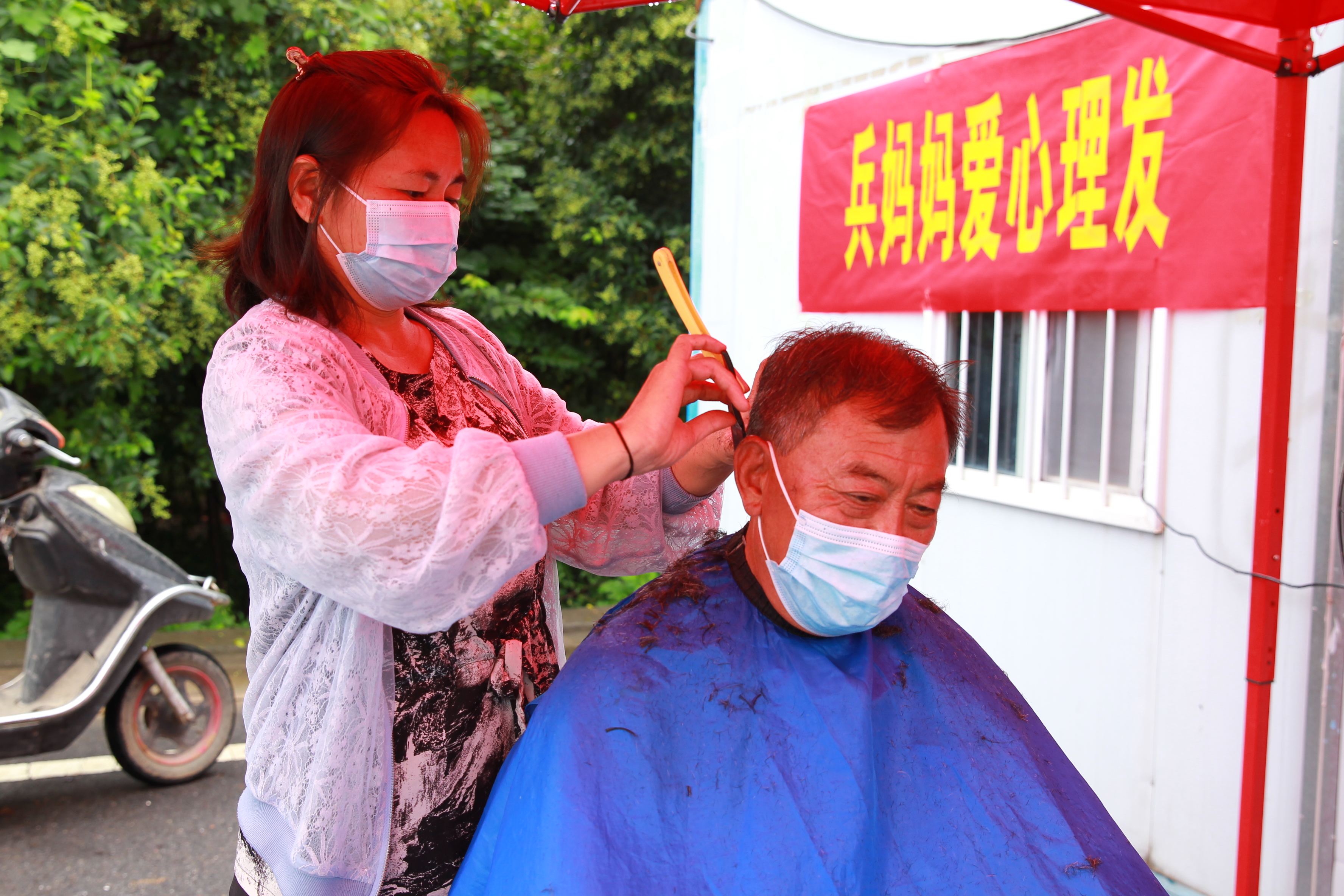 滎陽兵媽媽化身志願者免費理髮千餘人