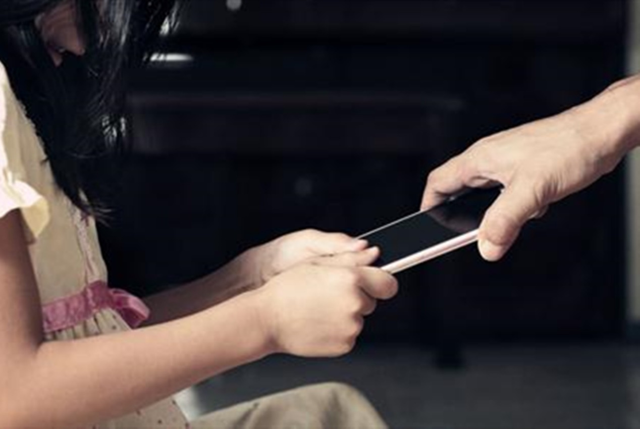 孩子不到这年纪别拿手机哄，眼睛还没发育成熟，谨防不可逆伤害