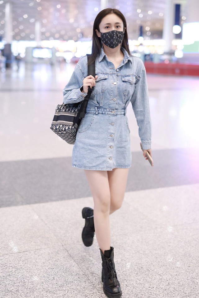 Liu Wei's delicate is not hard, the small size denim dress is easy to ...