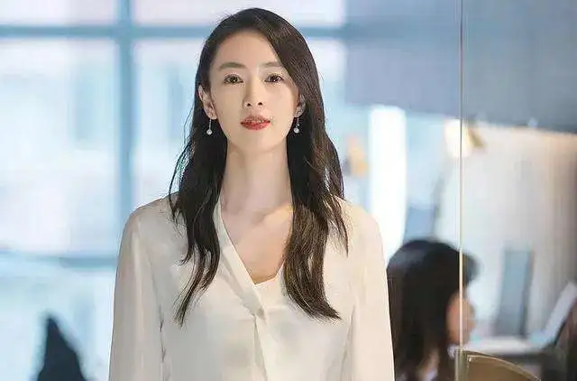刚向迪丽热巴求婚，又堵电梯口向童瑶求抱，“偏执粉”有多可怕？