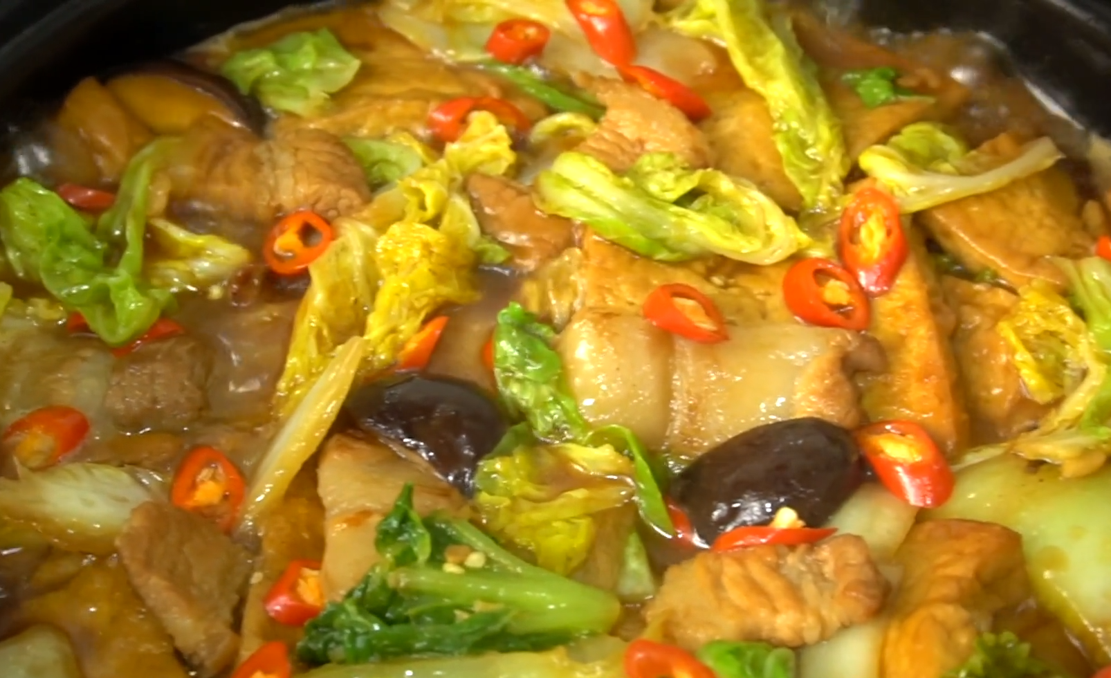 In winter, I am greedy for this pot to stew, 4 kinds of ingredients are served together, nutrition and warmth, there is no soup left on the table