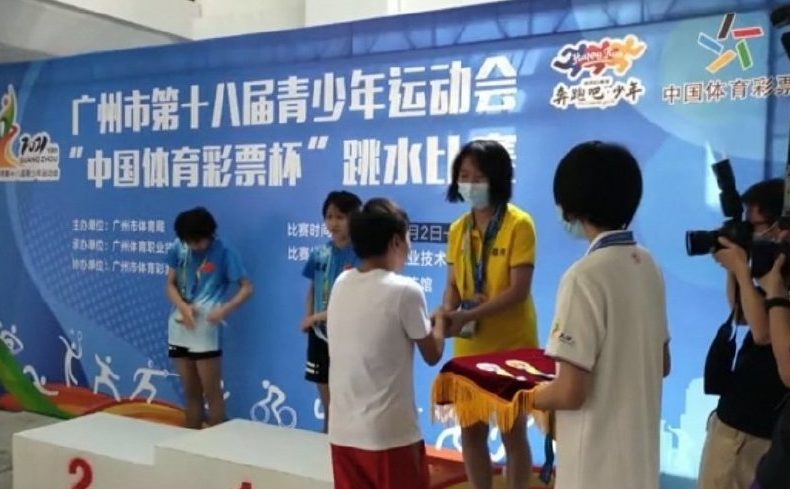 仅1年，全红婵变颁奖嘉宾！大幅照片被挂在母校，变身巨星遭围观