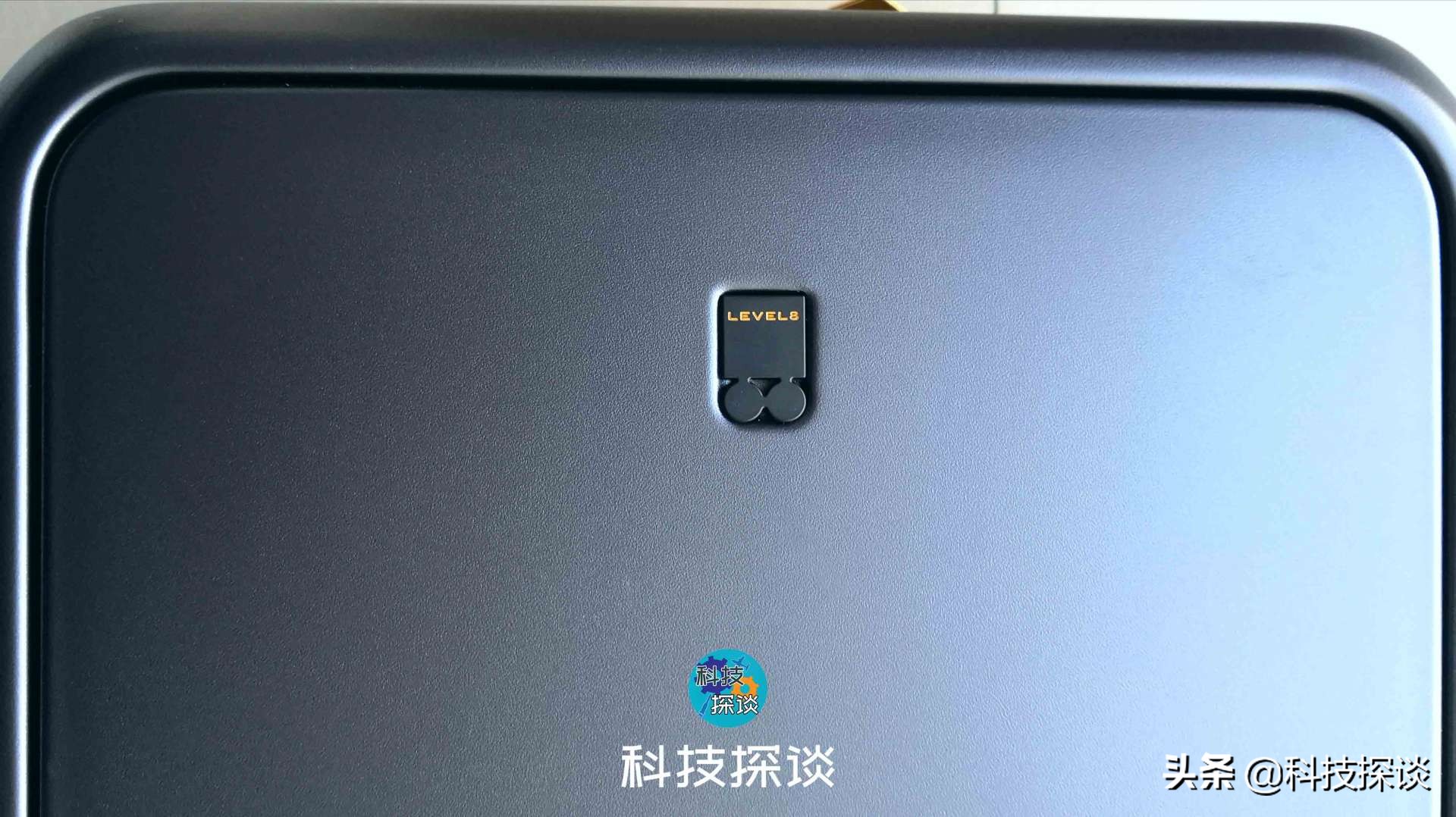 国货把背包的便捷性带进行李箱，让笔记本轻松放置，手机快捷充电