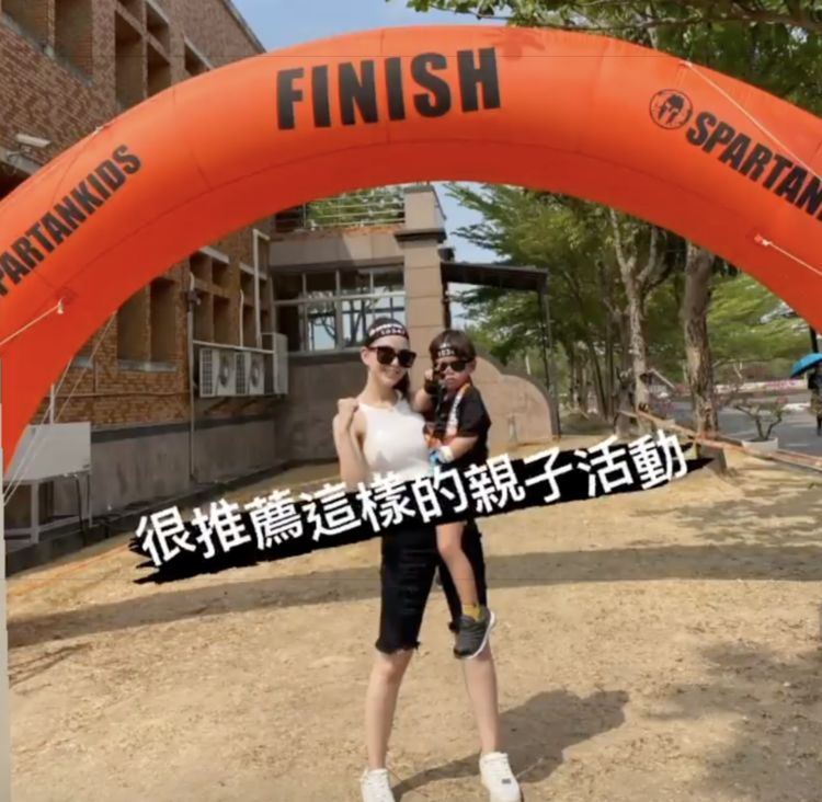 周杰倫衣服上奶茶圖案太逼真，兒子假裝用吸管品茶，畫面詼諧有趣