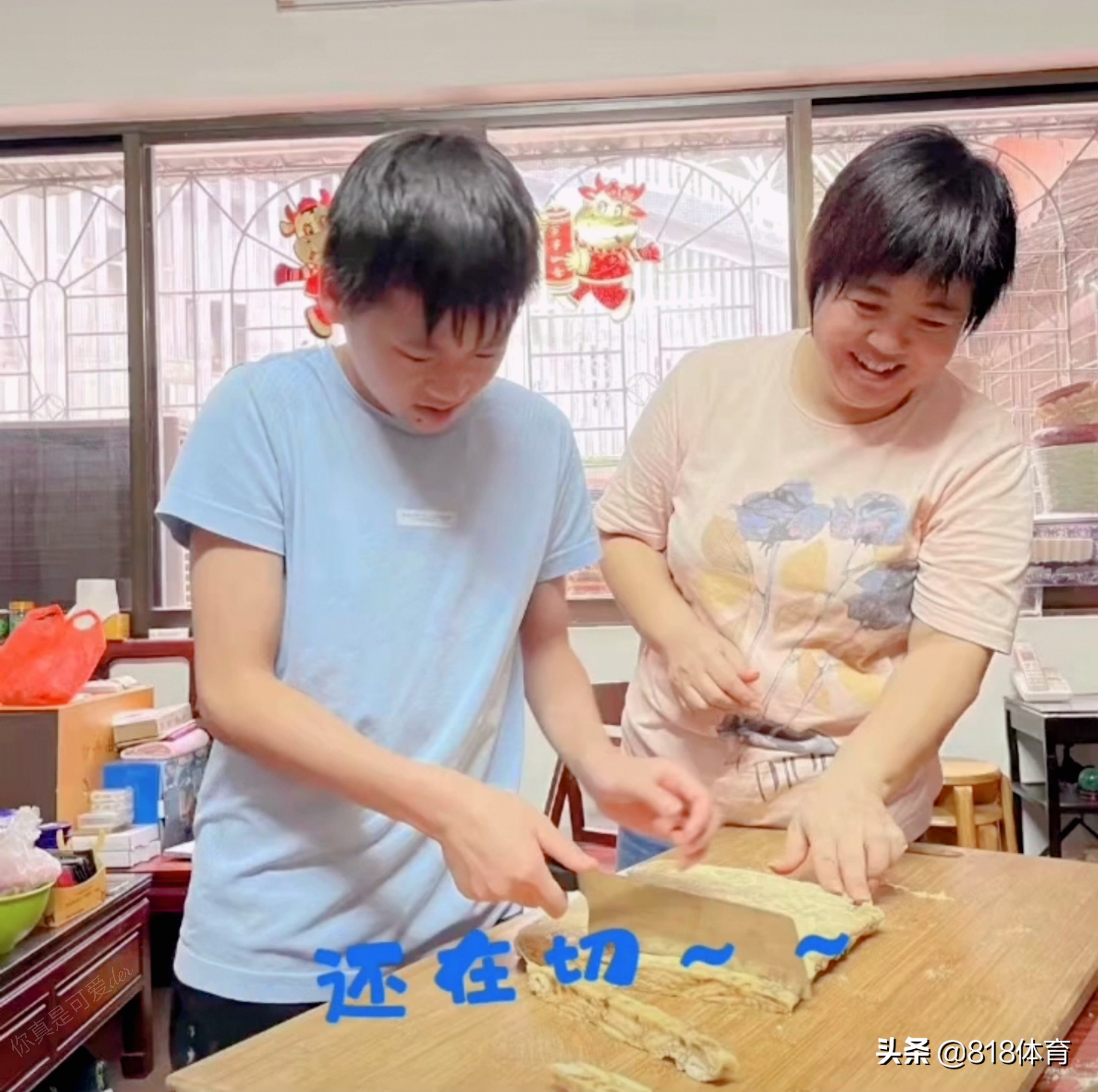 亲闺女！何教练带全红婵回自己家过节，小红跟着师母第一次做蛋糕