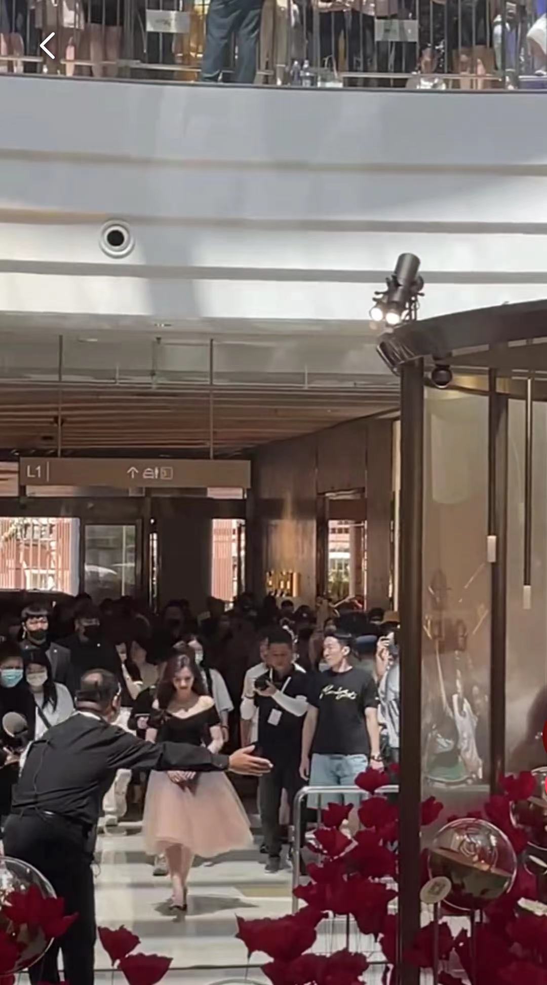 34岁刘诗诗美艳依旧，戴22万表3万项链，路人头发做到一半去看她