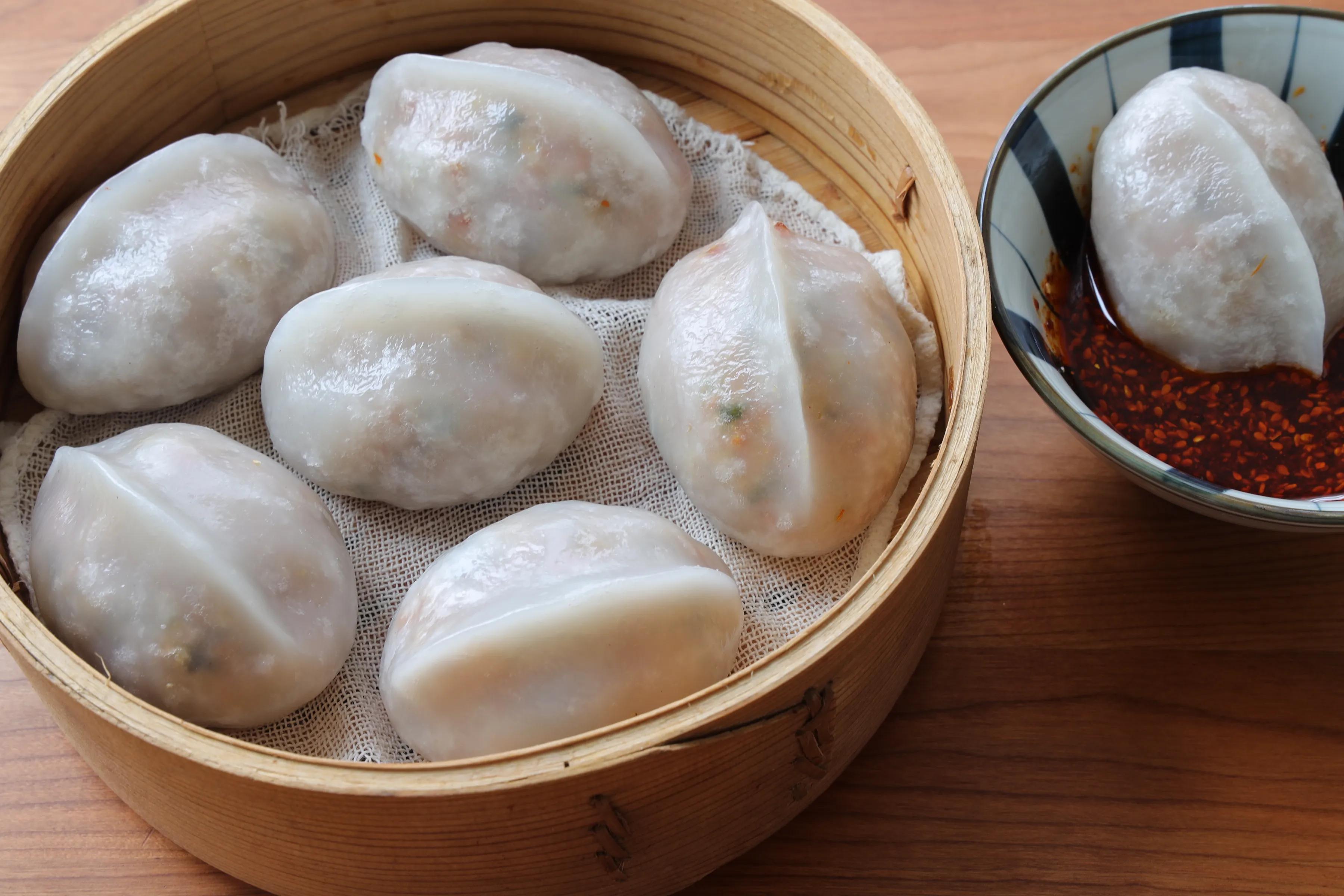 比包子饅頭還好吃，外皮有嚼勁，餡料滿滿，一次吃3個都不過癮！