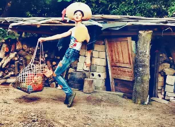 广西农村超模陆仙人(卢宪仁)奇装异服走红，多彩的时装秀引人关注