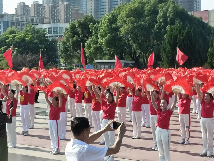 舞动湘潭”万人同跳大型排舞展演湘潭主会场启动活动圆满成功