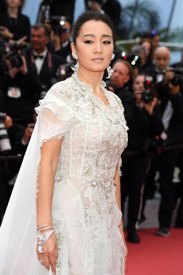 中国女导演素颜走红毯真胆大！穿碎花裙背着双肩包，比巩俐还自信
