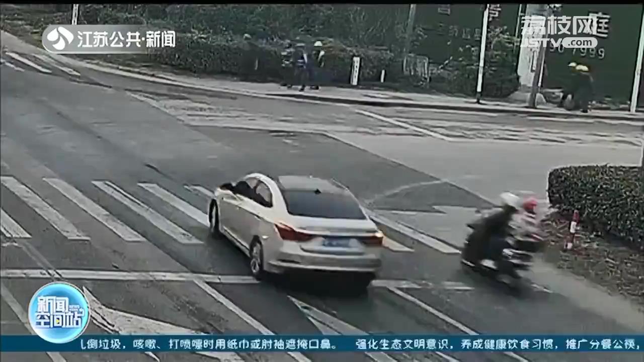 转弯轿车撞上直行电动车 骑乘人员佩戴头盔逃过一劫