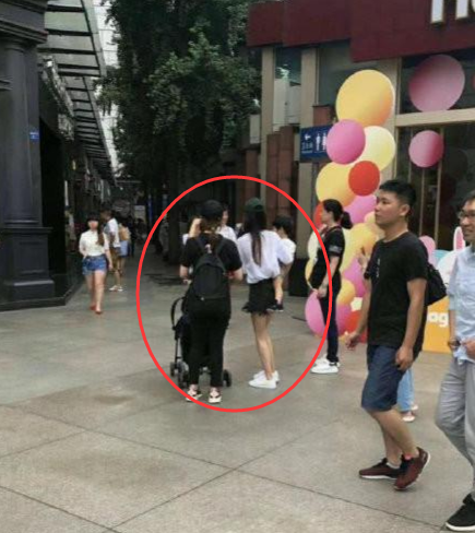 Yang Ying is taken alone by come across child! 4 years old of small foam rubber or plastic already grew mom waist, do not see Huang Xiaoming however