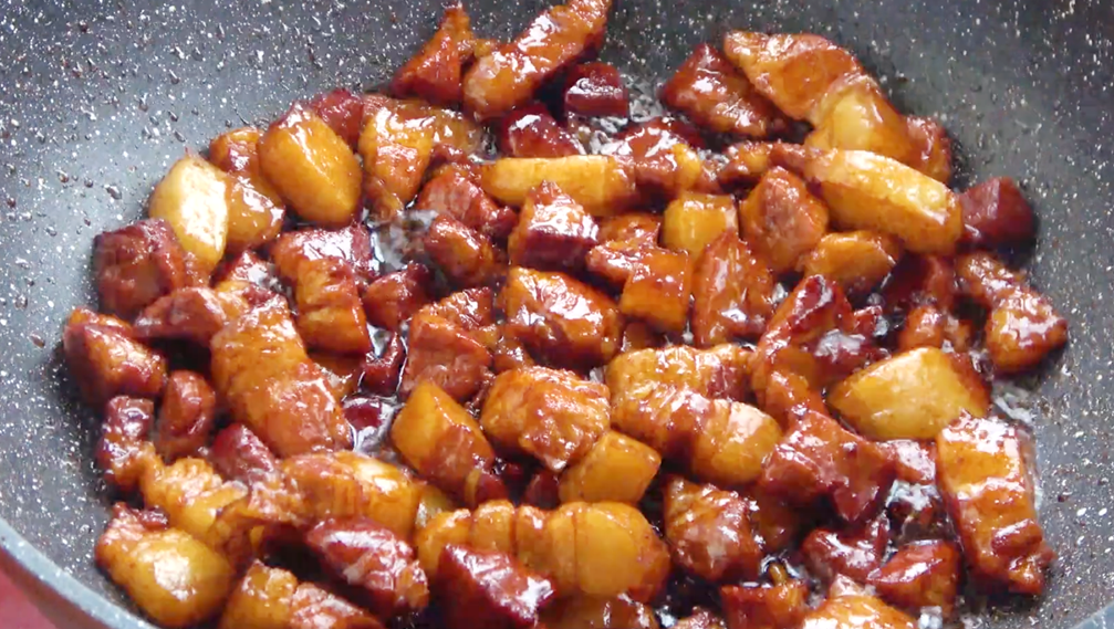 Pork stewed vermicelli, it's too cool to eat in cold weather, there is not even the soup left on the table, simply stewing a pot is not enough