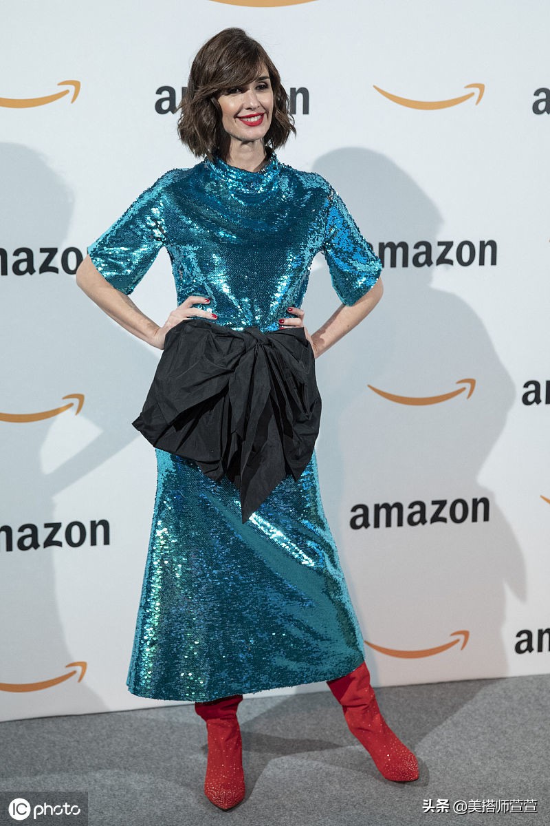 Unique charm! Paz Vega wears a sequined skirt for good personality, and the  red boots on the feet are bright and eye-catching - laitimes