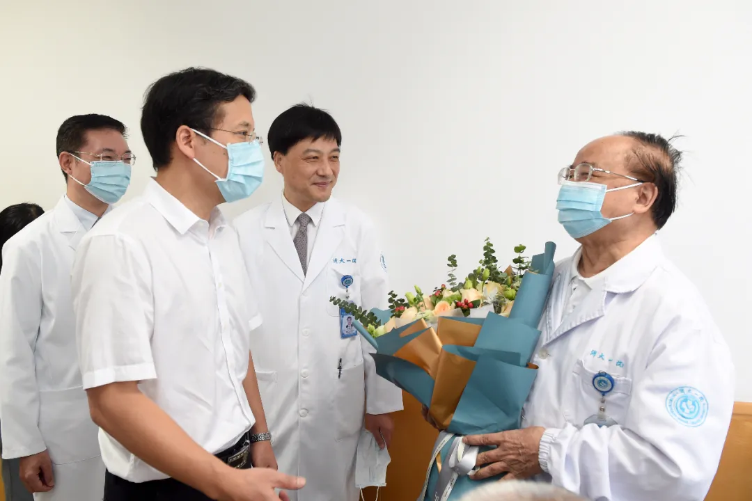 哪有什么盖世英雄！TA们，是身披白衣的医生而已