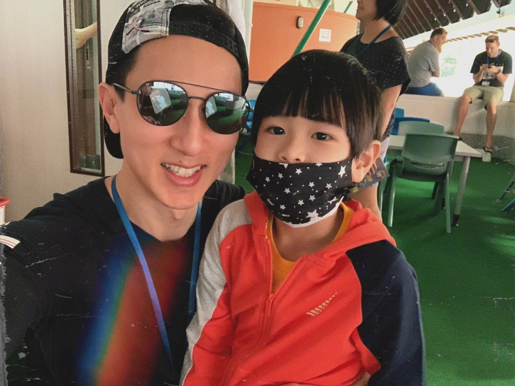 吳尊攜老婆參加同學會，41歲的他帥如當初，與同學合影像兩代人