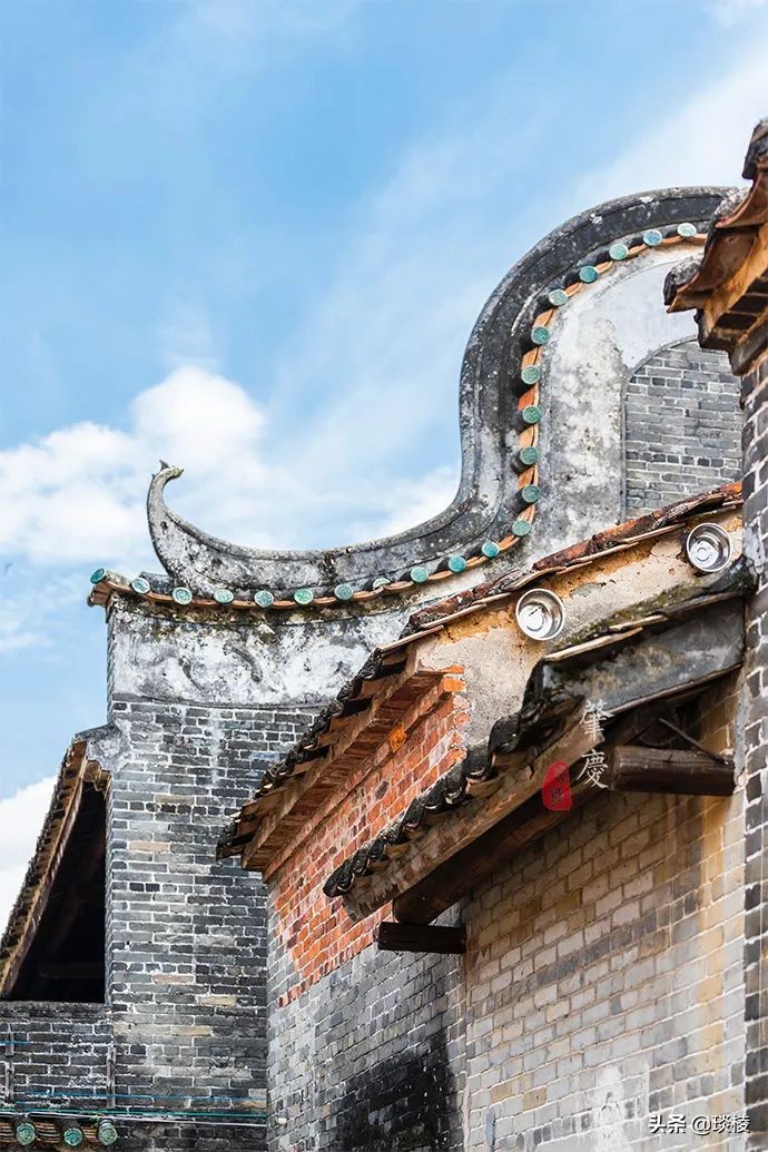 A mysterious "gossip village" actually uses house walls to make village walls, so thieves will get lost