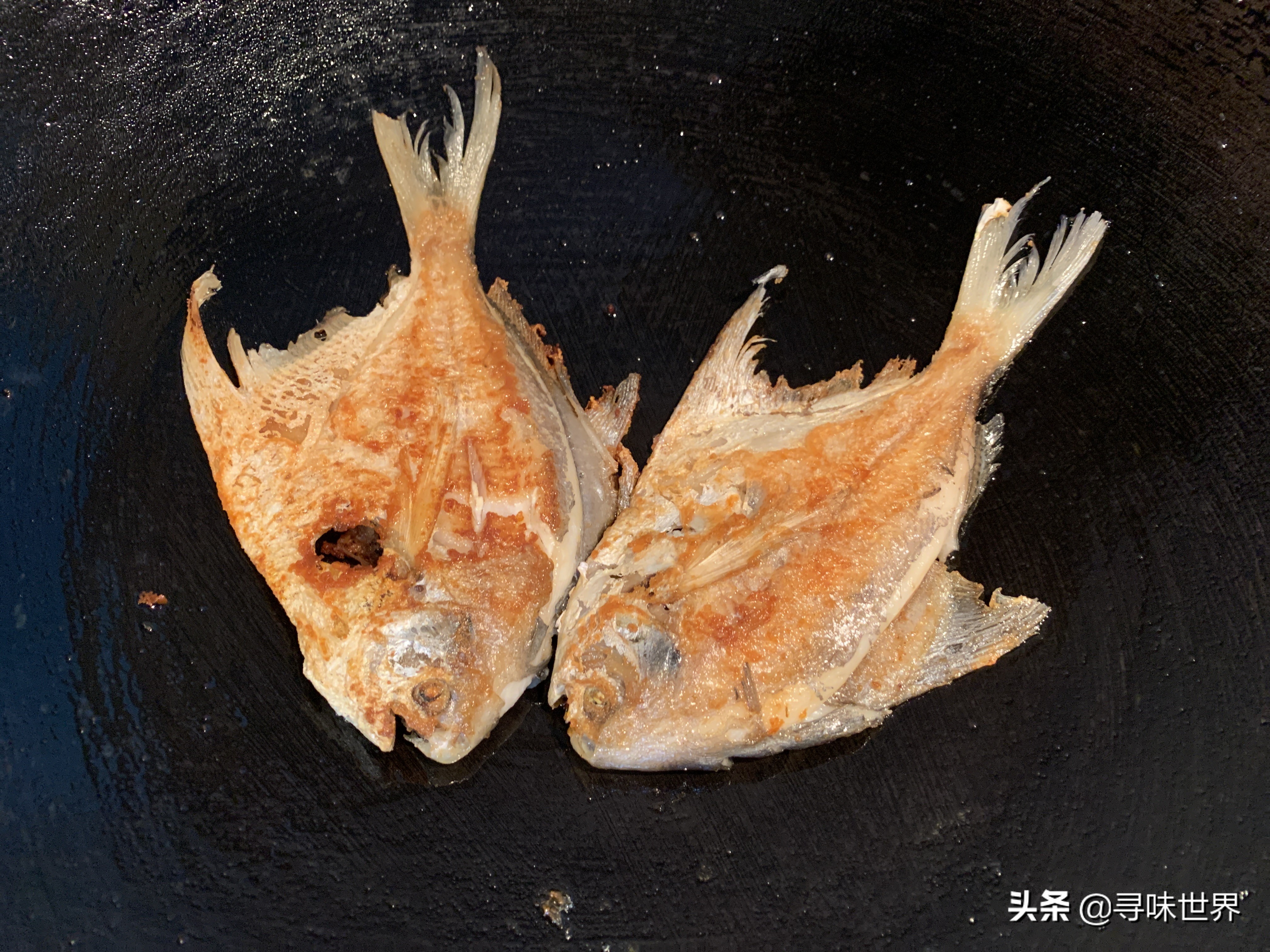 防止食物粘鍋，記住不要先放油和撒鹽，教你小技巧，鐵鍋煎魚不粘